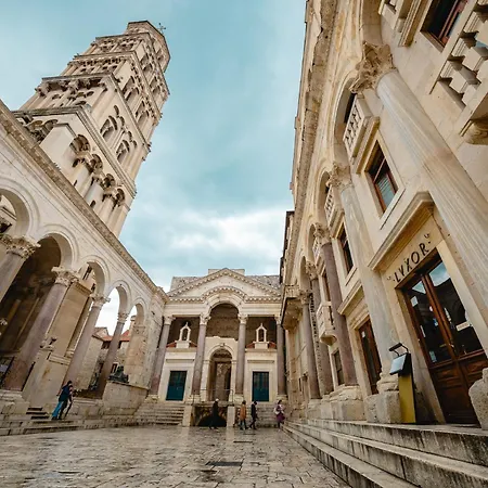 Ziggy Star In Diocletian Palace Gasthuis Split